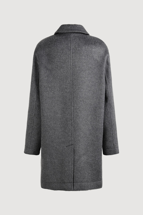 LUCKY CHOUETTE (럭키슈에뜨)의 Chouetties Half Double Coat (슈에티스 하프 더블 코트)는 멜란지 그레이 컬러의 여성용 코트입니다. 캐주얼 및 베이직 스타일로, 가을과 겨울에 착용하기 좋은 두꺼운 울 소재의 하프 기장 더블 코트입니다. 루즈핏으로 편안하게 착용 가능하며, 4개의 포켓과 안감이 있어 실용성을 더했습니다. 출근룩, 모임룩, 데이트룩 등 다양한 TPO에 활용할 수 있으며, 클래식, 미니멀, 캐주얼 스타일을 연출하기 좋습니다. 부드러운 촉감과 긴 소매 기장이 특징입니다.
