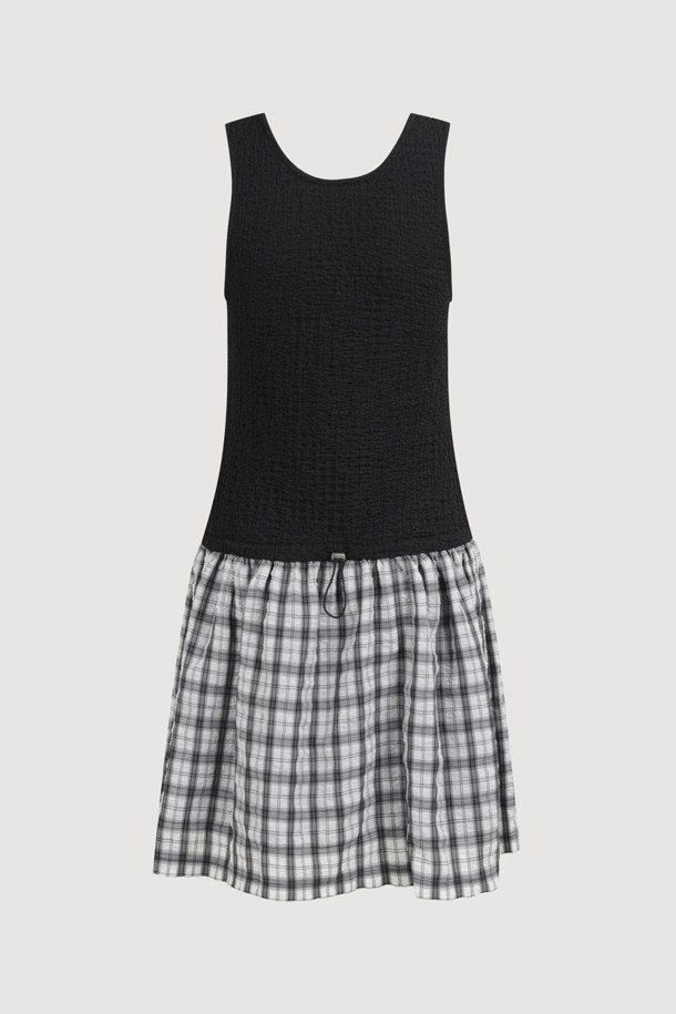 LUCKY CHOUETTE(럭키슈에뜨) Chouetties U넥 슬리브리스 원피스 (블랙)입니다. 깊고 와이드한 U넥 디자인과 솔리드, 체크 소재의 세련된 믹스가 돋보입니다. 허리 스트링 디테일과 Lucky Crescent Moon 모티브 패치 자수가 포인트로 더해졌으며, 단독 또는 레이어드하여 다양한 스타일을 연출할 수 있습니다. 데이트룩, 카페룩, 모임룩에 어울리는 클래식, 미니멀, 걸리시 무드의 슬리브리스 원피스입니다. 봄, 여름 시즌에 시원하고 스타일리시하게 즐겨보세요.
