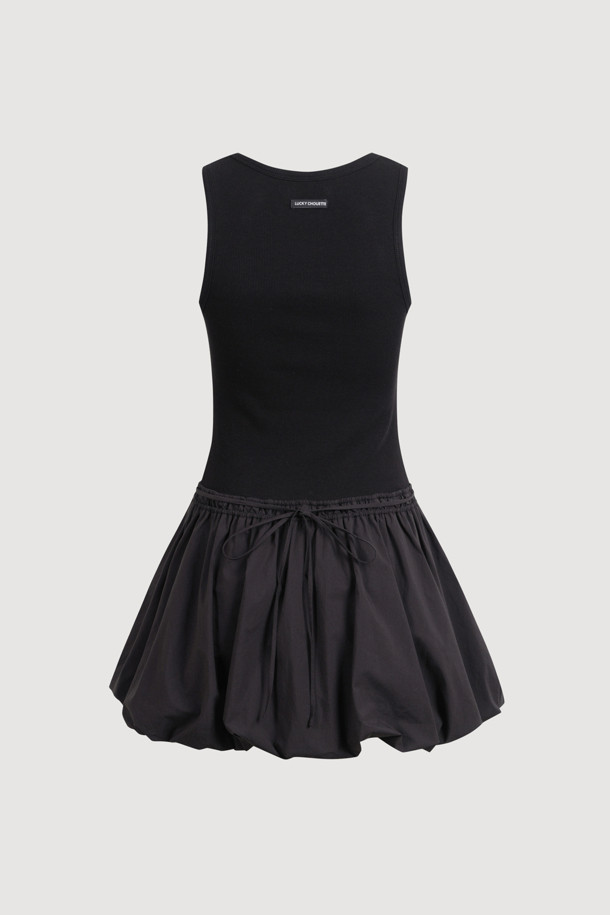 럭키슈에뜨의 헴 볼륨 민소매 원피스(블랙)는 여성용 캐주얼 원피스입니다. A라인 핏과 플레어 치마 타입으로, 허리 밴딩과 스커트 셔링 디테일이 특징이며 볼륨감 있는 실루엣을 연출합니다. 라운드넥 디자인에 민소매 기장으로, 여름철 데이트룩, 카페룩, 바캉스룩 등 다양한 TPO에 활용하기 좋습니다. 뒷면 라벨 장식, 무지 패턴으로 미니멀하고 로맨틱한 스타일을 완성하며, 레이어드 스타일링으로 개성 있는 연출이 가능합니다.
