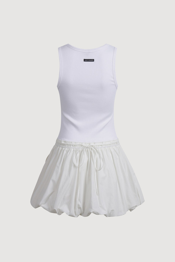 럭키슈에뜨 Chouetties (슈에티스) 헴 볼륨 슬리브리스 원피스 (화이트)는 우아한 스타일을 연출하는 여성 의류입니다. 봄, 여름 시즌에 어울리는 슬리브리스 디자인으로, A라인 치마핏과 허리 밴딩으로 편안하면서도 여성스러운 실루엣을 강조합니다. 풍성한 볼륨감의 스커트 셔링 디테일이 돋보이며, 뒤 라벨 장식이 포인트로 더해졌습니다. 데이트룩, 카페룩, 휴가룩 등 다양한 TPO에 활용 가능하며, 클래식, 미니멀, 로맨틱 스타일을 즐겨 입는 분들께 추천합니다.
