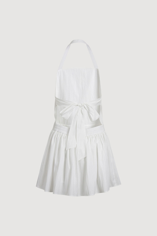 럭키슈에뜨의 Chouetties (슈에티스) 홀터넥 미니 드레스 (화이트)는 여성스러운 무드를 연출하는 여름 스타일의 미니 원피스입니다. A라인 플레어 스커트에 달 모티프 패턴이 더해져 로맨틱한 분위기를 자아내며, 홀터넥과 민소매 디자인으로 시원함을 더했습니다. 허리 밴딩과 등판 리본 디테일, 안감 처리가 편안한 착용감을 선사하며, 레이어드 스타일링이 가능하여 다양한 연출이 가능합니다. 데이트룩, 휴가룩, 리조트룩 등 TPO에 구애받지 않고, 걸리시하고 리조트한 스타일을 완성할 수 있습니다.
