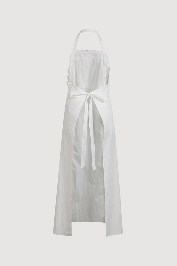 Chouetties by LUCKY CHOUETTE(슈에티 바이 럭키슈에뜨)의 홀터넥 롱 원피스 (화이트)입니다. 여성 의류로, 봄, 여름 시즌에 어울리는 우아하고 베이직한 스타일의 롱 원피스입니다. 홀터넥 디자인과 A라인 치마핏으로 여성스러운 실루엣을 연출하며, 백리스 디자인과 허리 끈, 러플 디테일로 포인트를 더했습니다. 민소매 디자인으로 시원하며, 레이어드하여 다양한 스타일을 연출할 수 있습니다. 데이트룩, 휴가룩, 리조트룩 등 특별한 날에 로맨틱하고 미니멀한 무드를 더해보세요.
