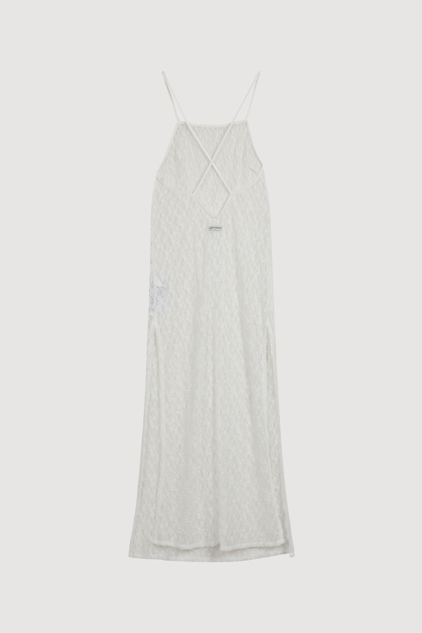 럭키슈에뜨 레이스 레이어링 드레스 (화이트)는 로맨틱하고 미니멀한 스타일을 연출하는 여성용 원피스입니다. 여름 계절에 어울리는 민소매 디자인으로, 얇은 레이스 소재와 슬림핏이 특징입니다. 뒤 X자형 끈 디자인과 신축성 있는 소재로 편안한 착용감을 선사하며, 스윔웨어 또는 이너와 레이어드하여 다양한 스타일을 연출할 수 있습니다. 데이트룩, 휴가룩, 리조트룩으로 활용하기 좋습니다. 스퀘어넥 라인과 레이어드 치마 타입이 드레시한 분위기를 더합니다.
