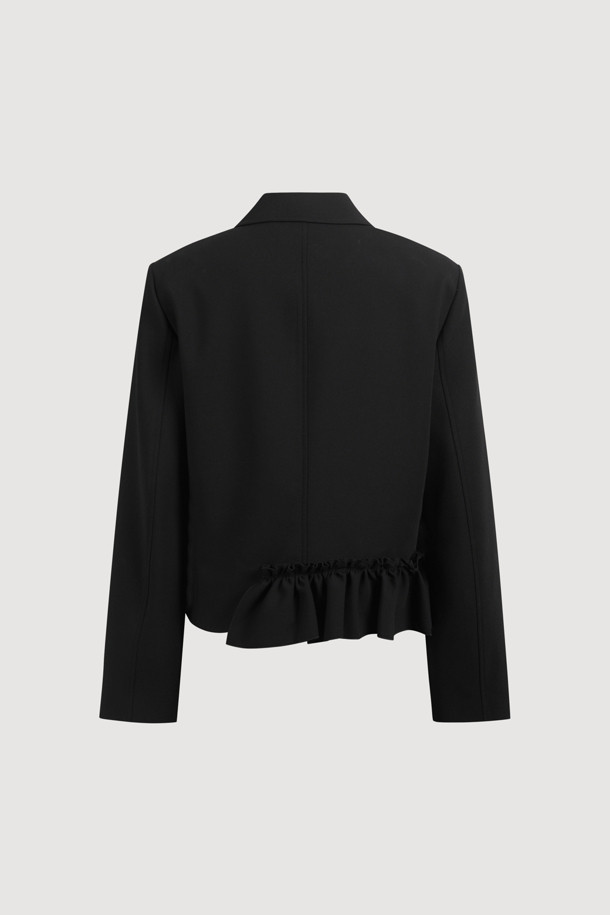 럭키슈에뜨(LUCKY CHOUETTE)의 Chouetties Frill Point 재킷은 우아하고 페미닌한 스타일을 연출하는 여성용 블랙 자켓입니다. 봄, 가을에 착용하기 좋으며, 레귤러 핏과 보통 두께감으로 편안하게 즐길 수 있습니다. 테일러드 코트 타입에 싱글 버튼 여밈으로 깔끔함을 더하고, 어깨 패드와 러플 디테일이 특징입니다. 안감과 스트라이프 무늬가 고급스러운 느낌을 주며, 오피스룩, 모임룩, 데이트룩 등 다양한 TPO에 활용 가능합니다. 클래식, 미니멀, 시크한 스타일을 선호하는 분들께 추천합니다.
