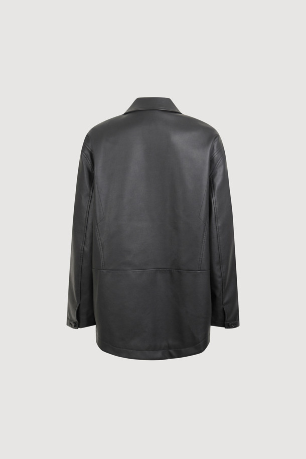 LUCKY CHOUETTE (럭키슈에뜨)의 Chouetties 페이크 레더 재킷 (블랙)입니다. 부드러운 촉감의 인조 가죽 소재로 제작되었으며, 봄, 가을에 착용하기 좋은 두께감입니다. 루즈핏 싱글 버튼 디자인으로 매니시하면서도 캐주얼한 스타일을 연출할 수 있습니다. 어깨 패드가 내장되어 있으며, 양쪽 아웃 포켓과 가먼트 워싱 처리로 디테일을 더했습니다. 출근룩, 모임룩, 데이트룩 등 다양한 TPO에 미니멀, 클래식, 시크한 무드로 활용하기 좋습니다.
