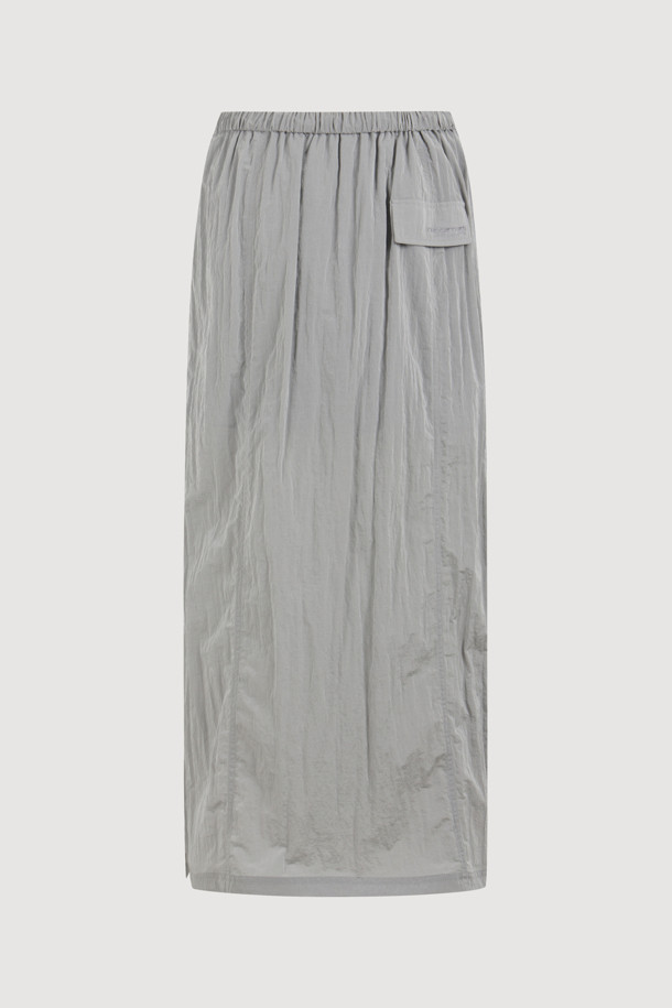 럭키슈에뜨(LUCKY CHOUETTE)의 Chouetties 허리 스트링 롱 스커트(실버)입니다. 부드러운 나일론 소재로 제작되어 편안한 착용감을 선사하며, 사계절 내내 활용 가능한 아이템입니다. H라인 루즈핏에 허리 밴딩과 스트링 디테일이 더해져 캐주얼하면서도 우아한 분위기를 연출합니다. 뒷면 포켓과 레터링 자수 포인트로 밋밋함을 덜었으며, 데이트룩, 쇼핑룩 등 다양한 TPO에 맞춰 미니멀, 클래식 스타일을 완성할 수 있습니다. 실버 컬러의 얇은 두께로 시원하고 세련된 느낌을 줍니다.
