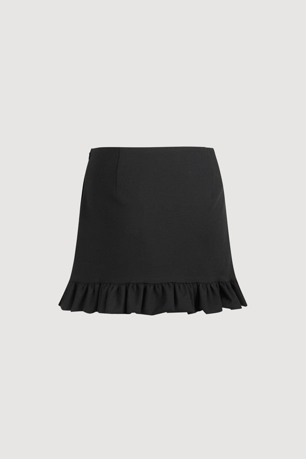 럭키슈에뜨(LUCKY CHOUETTE)의 프릴 헴 미니 스커트(black)입니다. 캐주얼한 무드의 블랙 미니스커트로, H라인 핏과 로우라이즈 디자인이 특징입니다. 폴리에스테르 소재로 제작되어 사계절 내내 편안하게 착용할 수 있으며, 프릴 밑단 디테일이 여성스러운 포인트를 더합니다. 사이드 지퍼로 간편하게 여닫을 수 있으며, 데이트룩, 쇼핑룩 등 다양한 TPO에 활용 가능합니다. 레이어드 스타일링을 통해 미니멀, 클래식 룩을 연출할 수 있습니다.
