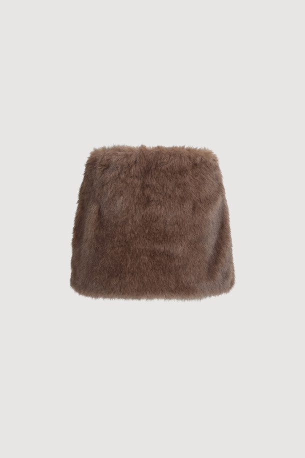 럭키슈에뜨의 쇼에티 페이크 퍼 미니 스커트(브라운)는 빈티지 무드를 연출하는 여성용 미니스커트입니다. 부드러운 촉감의 페이크 퍼 소재와 두꺼운 두께감으로 가을, 겨울 시즌에 따뜻하게 착용할 수 있습니다. 옆라인 금속 지퍼 디테일과 로우라이즈 디자인이 특징이며, 데이트룩, 모임룩, 연말 모임룩 등 다양한 TPO에 활용 가능합니다. 클래식, 미니멀, 레트로 스타일을 즐겨 입는 분들께 추천하며, 가벼운 무게감으로 편안하게 착용할 수 있습니다. 털 빠짐 현상이 있을 수 있으니 구매 전 참고 바랍니다.
