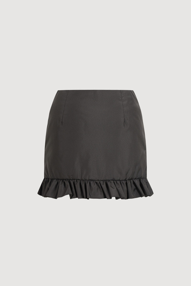럭키슈에뜨의 Chouetties (슈에티스) Hem Frill Check Padding Skirt (다크 그레이)는 겨울철 캐주얼 룩을 위한 패딩 스커트입니다. 다크 그레이 컬러의 체크 패턴이 돋보이며, 밑단 러플 디테일이 여성스러운 포인트를 더합니다. H라인 핏과 로우라이즈 디자인으로 세련된 실루엣을 연출하며, 두꺼운 두께감으로 따뜻하게 착용할 수 있습니다. 출근룩뿐만 아니라 미니멀, 클래식 스타일에도 잘 어울리는 활용도 높은 아이템입니다.
