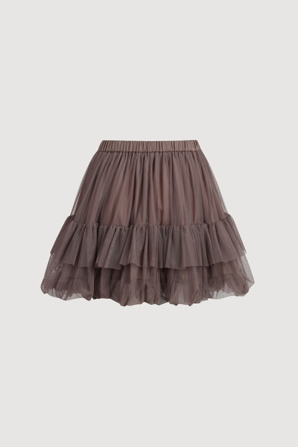 럭키슈에뜨의 Chouetties (슈에티스) 메쉬 볼륨 미니 스커트 (브라운)입니다. 부드러운 촉감의 메쉬 소재로 제작되어 봄, 여름에 시원하게 착용하기 좋습니다. 허리 밴딩과 셔링 디테일이 여성스러운 A라인 실루엣을 더욱 돋보이게 하며, 안감이 있어 비침 걱정 없이 편안하게 입을 수 있습니다. 데이트룩, 카페룩, 여행룩 등 다양한 TPO에 걸리시, 미니멀, 로맨틱 스타일을 연출해보세요.
