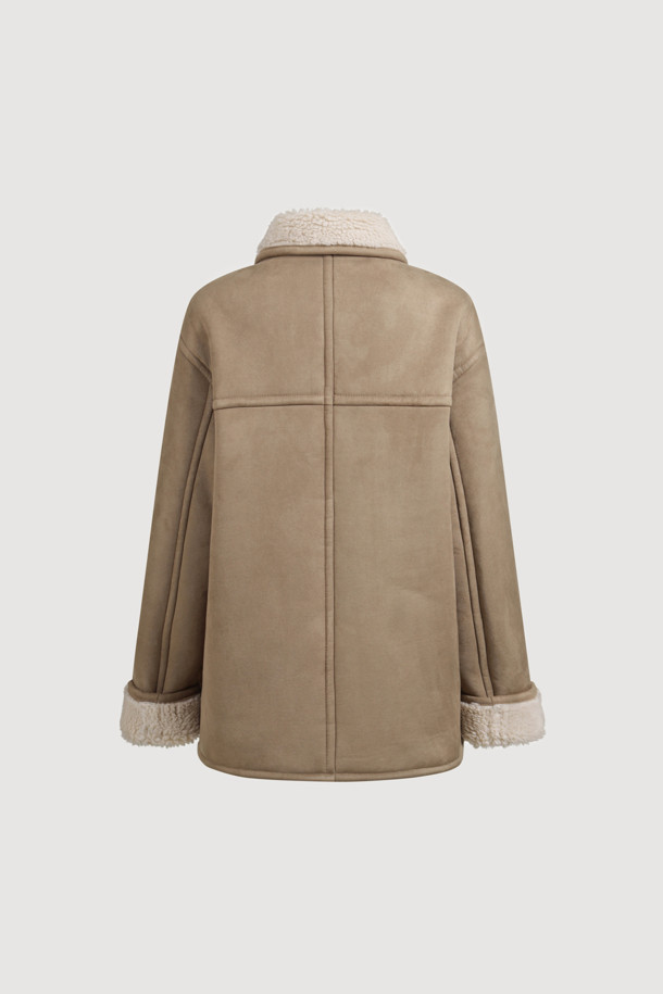 럭키슈에뜨 Chouetties (쇼티스) Fake Mustang (베이지)는 여성스러운 캐주얼 스타일을 연출하는 무스탕입니다. 스웨이드와 덤블 소재의 조화로 포근하고 부드러운 촉감을 선사하며, 두꺼운 두께감으로 따뜻하게 착용할 수 있습니다. 넉넉한 루즈핏과 스탠다드핏 디자인으로 편안한 착용감을 제공하며, 하프 기장으로 다양한 하의와 매치하기 좋습니다. 아웃포켓 디테일과 로고 엠보 포인트가 디자인의 포인트를 더하며, 가을과 겨울 시즌 데일리룩에 활용하기 좋습니다. 베이지 컬러는 미니멀하고 클래식한 분위기를 연출합니다.
