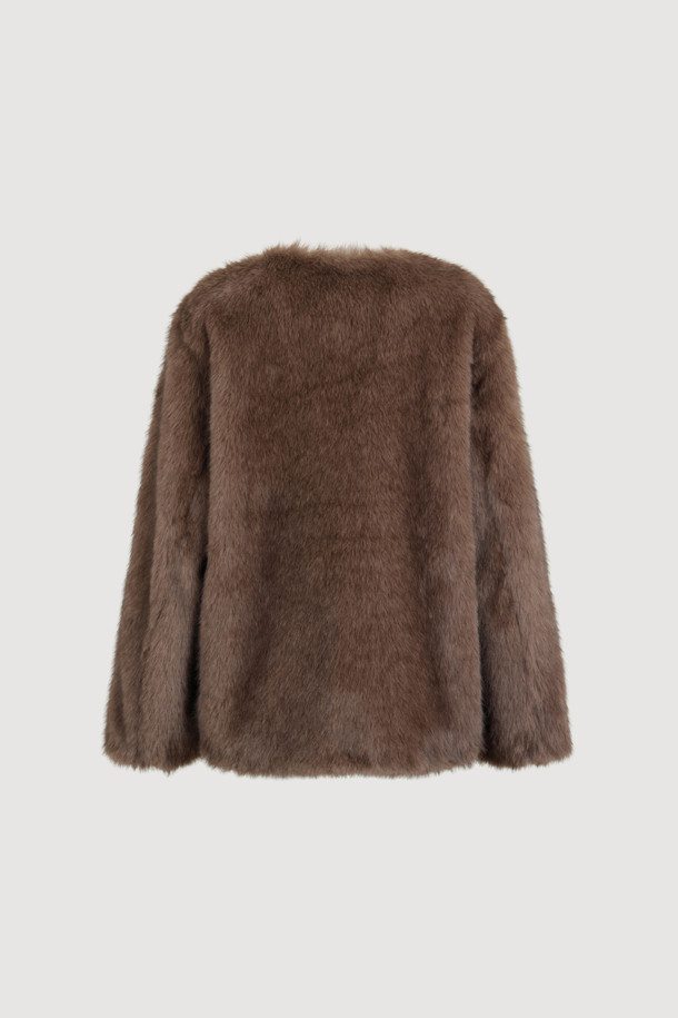 럭키슈에뜨의 슈에티스 페이크 퍼 재킷(브라운)은 출근룩, 오피스룩, 비즈니스 캐주얼에 어울리는 아이템입니다. 클래식, 미니멀, 시크한 스타일을 연출하기에 적합하며, 부드러운 페이크 퍼 소재가 고급스러운 분위기를 더합니다. 브라운 컬러는 따뜻하고 세련된 느낌을 주어 다양한 옷차림에 코디하기 좋습니다. 럭키슈에뜨만의 감각적인 디자인으로, 겨울철 스타일링에 포인트를 더해보세요. 페이크 퍼 재킷으로 시크하고 따뜻한 겨울을 완성하세요.
