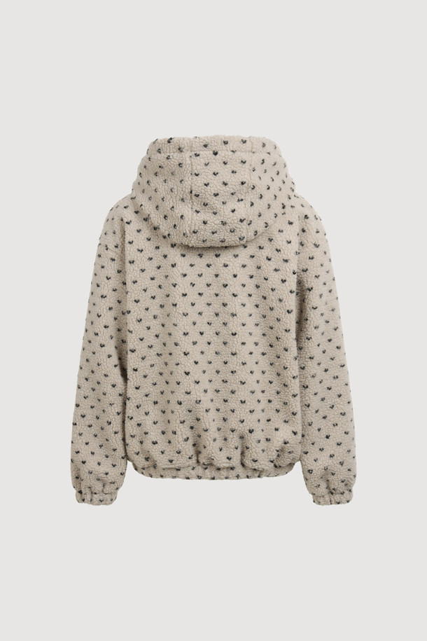 Chouetties by LUCKY CHOUETTE(슈에뜨 바이 럭키슈에뜨)의 페이크 퍼 후드 점퍼(베이지)입니다. 부드러운 플리스와 페이크 퍼 소재로 제작되어 포근하고 따뜻한 착용감을 선사하며, 겨울철은 물론 가을에도 활용하기 좋습니다. 캐주얼, 미니멀, 고프코어 스타일을 아우르는 디자인으로 캠핑룩, 산책룩 등 다양한 TPO에 매치하기 용이합니다. 도트와 하트 패턴이 사랑스러운 분위기를 더하고, 오버핏 실루엣과 후드 디자인으로 편안하면서도 스타일리시하게 연출할 수 있습니다. 투웨이 지퍼, 소매단 및 밑단 밴딩, 레터링 자수, 솔리드 안감 등의 디테일이 돋보이는 두꺼운 두께감의 긴소매 점퍼입니다.
