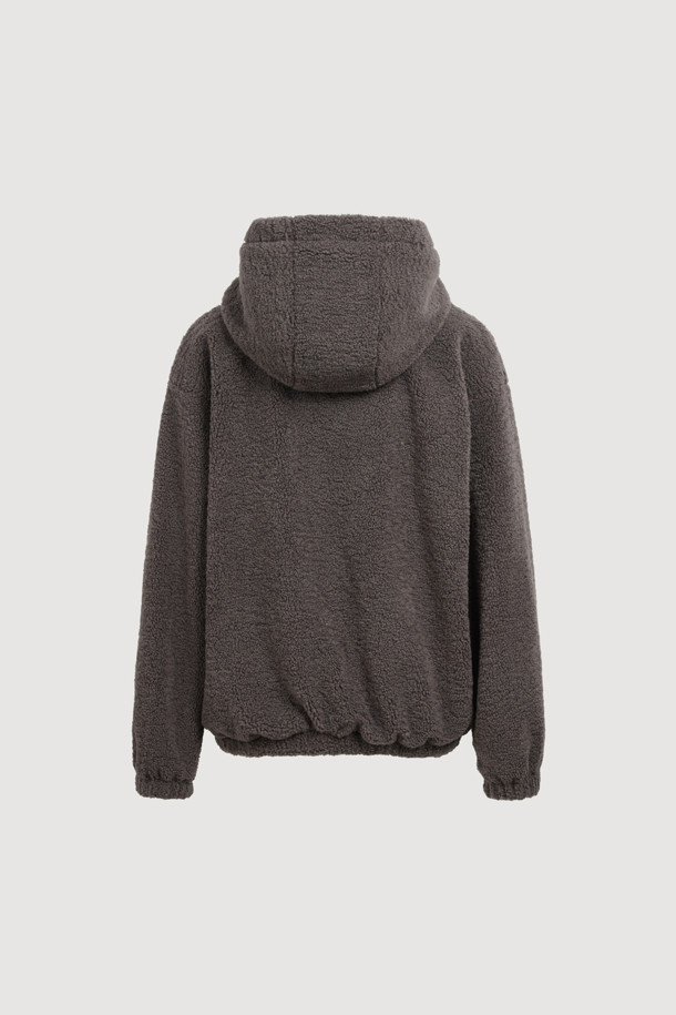 럭키 슈에뜨(LUCKY CHOUETTE)의 Chouetties 페이크 퍼 리버시블 후드 점퍼(다크 그레이)입니다. 부드러운 플리스, 나일론, 페이크 퍼 소재로 제작되어 가을, 겨울 시즌에 따뜻하게 착용할 수 있습니다. 넉넉한 오버핏에 지퍼 여밈 방식으로 편안함을 더했으며, 소매단과 밑단 밴딩 처리로 활동성을 높였습니다. 안감은 페이크 퍼 소재로 뒤집어 투웨이 스타일 연출이 가능하며, 캐주얼, 미니멀, 고프코어 스타일을 즐겨 입는 여성분들께 추천합니다. 가슴 부분에는 럭키 크레센트 문 와펜 자수 장식이 포인트로 더해졌습니다. 산책, 집콕, 여행 등 다양한 상황에서 활용하기 좋은 아이템입니다.
