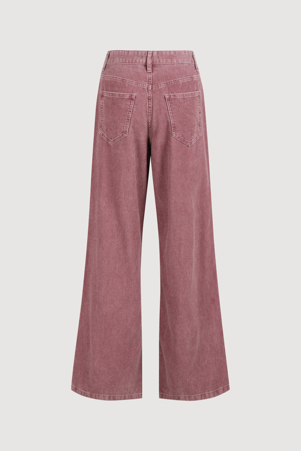 럭키슈에뜨(LUCKY CHOUETTE)의 "슈에티즈 by 럭키슈에뜨_워싱 와이드 코듀로이 팬츠(핑크)"는 캐주얼, 클래식, 미니멀 스타일을 즐기는 여성들을 위한 바지입니다. 가을, 겨울 시즌에 어울리는 두꺼운 두께감의 와이드핏 코듀로이 팬츠로, 워싱 가공을 거쳐 부드러운 촉감을 선사합니다. 로우라이즈 디자인에 럭키슈에뜨 로고와 Lucky Crescent Moon 자수 디테일이 돋보이며, 데이트룩 연출에 제격입니다. 맥시 기장으로 다리가 길어 보이는 효과를 주며, 핑크 컬러가 사랑스러운 분위기를 더합니다.
