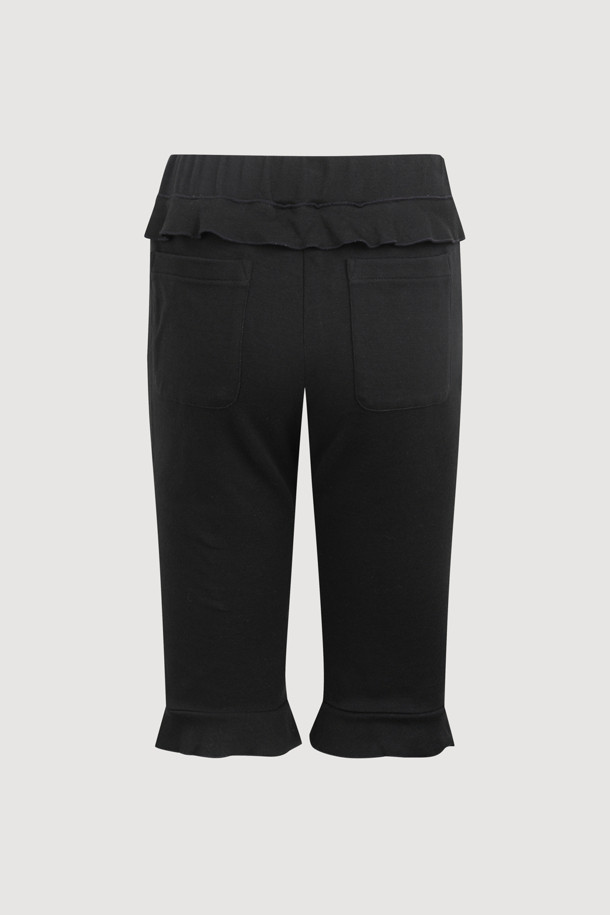 LUCKY CHOUETTE (럭키슈에뜨)의 Frill Point 바이커 쇼츠(블랙)입니다. 허리 밴딩으로 편안한 착용감을 선사하며, 옆 라인 지퍼 디테일로 포인트를 더했습니다. 면, 폴리에스터 혼방 소재로 제작되어 봄, 여름 시즌에 적합하며, 슬림핏 디자인으로 여성스러운 실루엣을 연출합니다. 허리와 밑단 러플 디테일과 러플 끝단의 자수 처리가 돋보이는 제품입니다. 데이트룩, 모임룩 등 다양한 TPO에 미니멀, 걸리시, 로맨틱한 스타일을 더해 활용할 수 있습니다.
