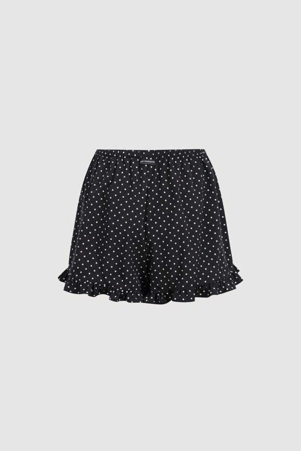 럭키슈에뜨의 Chouetties 프릴 숏팬츠 (블랙)는 여성스러운 스타일을 연출하는 데 안성맞춤입니다. 부드러운 사틴 소재와 은은한 광택감이 고급스러운 분위기를 더하며, 허리 밴딩으로 편안한 착용감을 선사합니다. 밑단 러플 디테일과 도트 패턴이 사랑스러운 포인트를 더하고, 뒷면 라벨 장식으로 브랜드의 감성을 느낄 수 있습니다. 데이트룩, 카페룩, 휴가룩 등 다양한 TPO에 로맨틱, 미니멀, 리조트 스타일로 활용해보세요.
