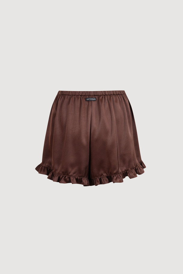 LUCKY CHOUETTE (럭키슈에뜨)의 Chouetties 프릴 쇼츠 (브라운)입니다. 부드러운 사틴 소재로 제작되어 은은한 광택감이 돋보이며, 밑단 러플 디테일이 여성스러운 분위기를 더합니다. 허리 밴딩 처리로 편안한 착용감을 선사하며, 뒷면 라벨 장식이 포인트입니다. 여름철 데이트룩, 카페룩, 휴가룩에 잘 어울리며, 클래식, 미니멀, 리조트 스타일을 연출하기 좋습니다. 숏 기장과 도트 패턴으로 시원하고 우아한 스타일을 완성해보세요.
