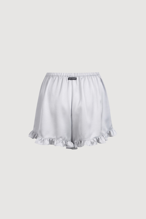 럭키슈에뜨의 Chouetties 프릴 숏팬츠 (실버)는 여성스러운 무드를 연출하는 숏 기장의 프릴 숏팬츠입니다. 은은한 광택감이 돋보이는 사틴 소재에 도트 무늬가 더해져 로맨틱하면서도 미니멀한 스타일을 완성합니다. 밑단 러플 디테일로 포인트를 더했으며, 루즈핏으로 편안한 착용감을 선사합니다. 데이트룩, 카페룩, 휴가룩 등 다양한 TPO에 활용 가능하며, 밴딩 처리로 활동성을 높였습니다. 뒷면에는 럭키슈에뜨 라벨 장식이 돋보입니다.
