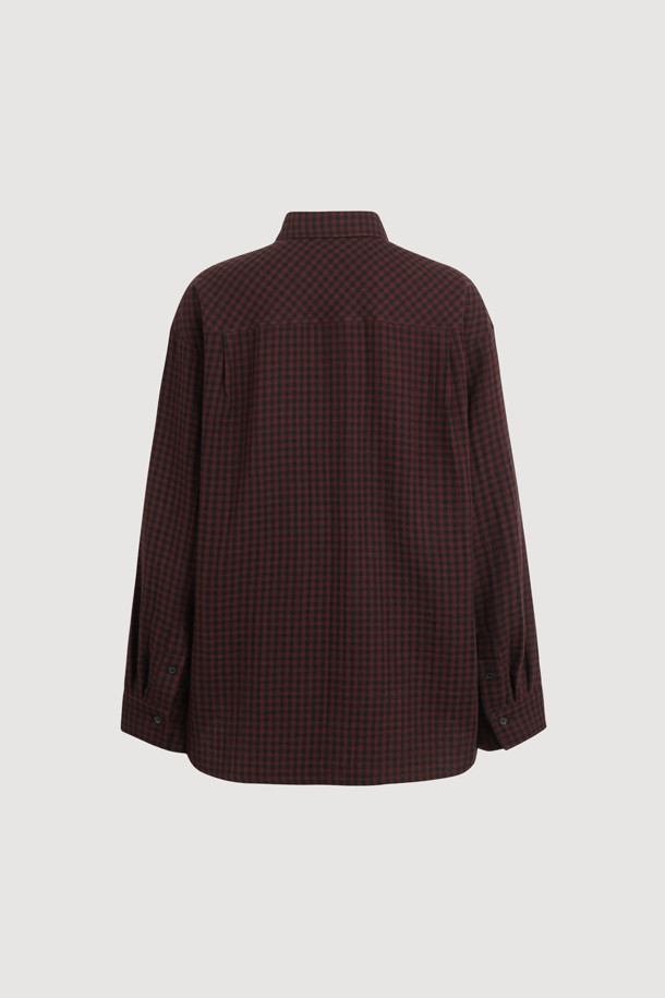 럭키슈에뜨의 Chouetties (슈에티즈) 체크 오버핏 블라우스 (와인)입니다. 캐주얼, 클래식, 미니멀 스타일을 즐겨 입는 여성 고객을 위한 제품입니다. 가을과 겨울에 어울리는 긴소매 블라우스로, 체크 패턴과 오버핏 디자인이 특징입니다. 데이트룩, 모임룩 등 다양한 TPO에 활용할 수 있으며, 카라넥으로 세련된 느낌을 더했습니다. 와인 색상이 주는 우아함과 체크 패턴의 조화가 돋보이는 블라우스입니다.
