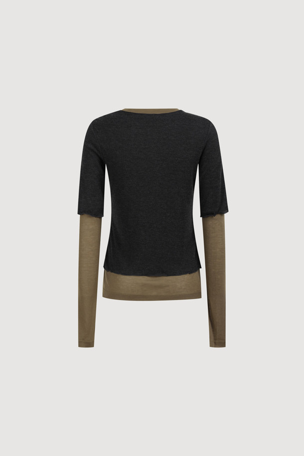 LUCKY CHOUETTE (럭키슈에뜨)의 Chouetties 레이어드 긴팔 티셔츠 (다크 그레이)입니다. 부드러운 레이온과 폴리에스터 혼방 소재로 제작되어 얇고 편안한 착용감을 선사합니다. 슬림핏 라운드넥 디자인에 언밸런스 기장감과 럭키 크레센트 문 와펜 자수 디테일이 특징입니다. 간절기에는 단독으로, 겨울철에는 레이어드하여 데이트룩이나 데일리룩으로 활용하기 좋습니다. 캐주얼, 미니멀 스타일을 즐겨 입는 여성분들께 추천합니다.
