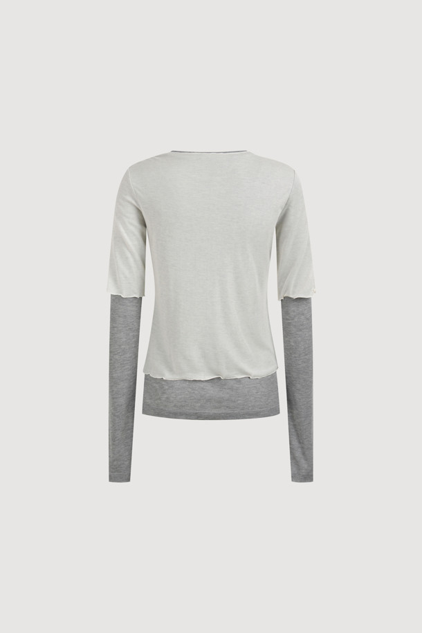 럭키 슈에뜨(LUCKY CHOUETTE)의 Chouetties 레이어링 긴소매 티셔츠(아이보리)입니다. 부드러운 촉감의 레이온과 폴리에스터 혼방 소재로 제작되었으며, 봄, 가을에 착용하기 좋습니다. 슬림핏의 라운드넥 디자인으로, 캐주얼하고 미니멀한 스타일을 연출합니다. 언밸런스 기장과 레이어드 디자인이 특징이며, Lucky Crescent Moon 모티브 자수 디테일로 포인트를 더했습니다. 단독 또는 레이어드하여 데이트룩을 완성해보세요.
