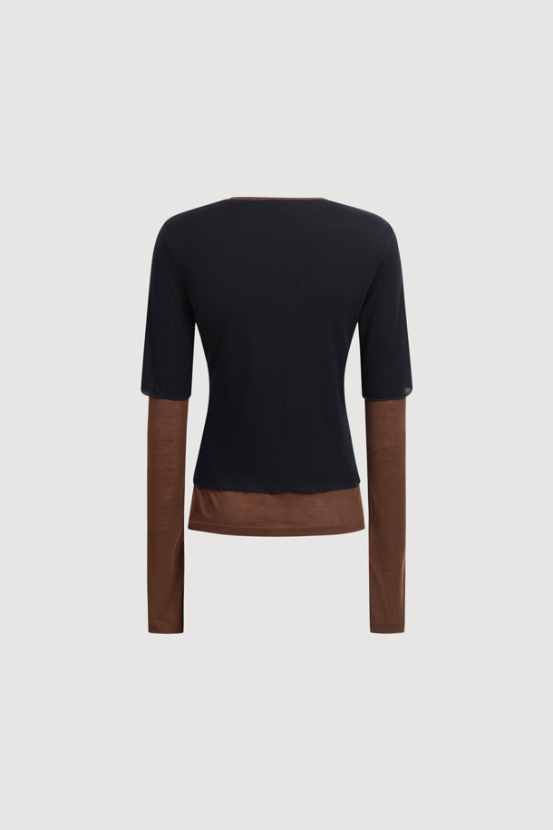 럭키슈에뜨(LUCKY CHOUETTE)의 Chouetties 레이어드 네이비 긴팔 티셔츠입니다. 캐주얼 및 미니멀 스타일을 추구하는 분들을 위한 베이직 아이템으로, 데이트룩과 카페룩에 잘 어울립니다. 부드러운 레이온과 폴리에스터 혼방 소재로 제작되었으며, 슬림핏 라운드넥 디자인입니다. 언밸런스 기장에 럭키 크레센트 문(Crescent Moon) 와펜 자수 디테일이 특징이며, 단독 또는 레이어드하여 다양한 스타일을 연출할 수 있습니다. 봄, 가을, 겨울, 세 계절 모두 활용 가능하며, 편안한 착용감을 선사합니다.
