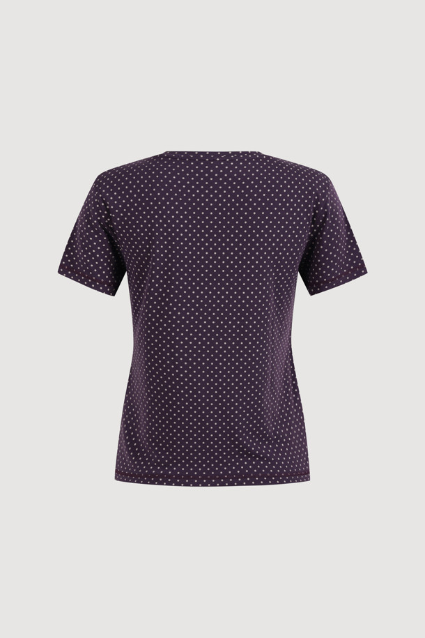 Chouetties by LUCKY CHOUETTE(슈에티 바이 럭키슈에뜨) 도트 패턴 반소매 티셔츠 (퍼플)는 부드러운 촉감의 폴리에스테르와 레이온 혼방 소재로 제작되었습니다. 라운드넥에 슬림핏 디자인으로, 봄, 여름 시즌 캐주얼하고 미니멀한 스타일을 연출하기 좋습니다. 얇은 두께감과 신축성 있는 소재는 편안한 착용감을 선사하며, 도트 패턴과 레터링 디테일이 포인트입니다. 데이트룩이나 포인트 착장용으로 레이어드하여 다양한 스타일을 시도해 보세요.
