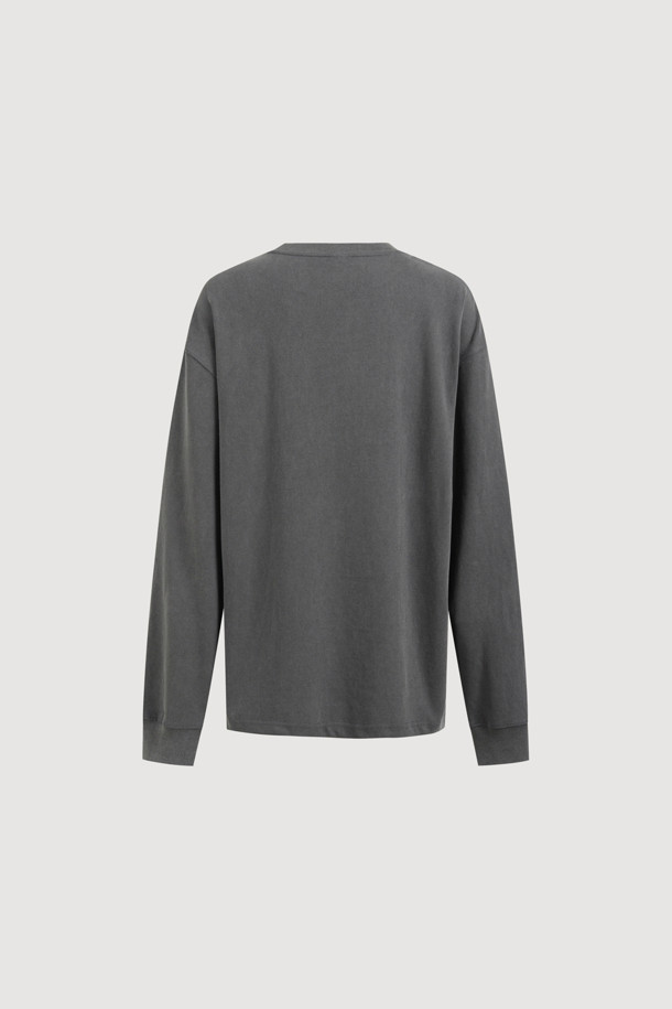 LUCKY CHOUETTE (럭키 슈에뜨)의 Chouetties 그래픽 루즈핏 피그먼트 긴소매 티셔츠 (그레이)입니다. 캐주얼과 빈티지 스타일을 연출하며, 봄, 가을, 겨울 계절에 폭넓게 활용할 수 있습니다. 넉넉한 루즈핏과 라운드넥 디자인으로 편안한 착용감을 선사하며, 면 소재로 제작되어 부드러운 촉감을 느낄 수 있습니다. 피그먼트 워싱 가공과 소매단 시보리 처리로 디자인의 완성도를 높였습니다. 단독 드라이클리닝을 권장하며, 물빠짐 및 이염에 주의하여 관리해야 합니다. 동네 마실룩이나 겨울 데일리룩에 미니멀한 스타일을 더해보세요.
