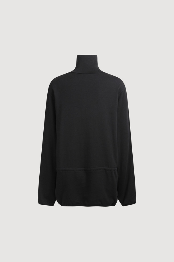 LUCKY CHOUETTE (럭키슈에뜨)의 Chouetties (슈에띠즈) 허리 스트링 하이넥 티셔츠 (블랙)입니다. 부드러운 코튼과 폴리에스터 혼방 소재로 제작되어 편안한 착용감을 선사합니다. 루즈핏 디자인에 하이넥으로 포인트를 더했으며, 허리 스트링으로 핏을 조절하여 다양한 스타일 연출이 가능합니다. 소매단과 밑단 배색, 슈에띠즈 레터링 프린트로 캐주얼하면서도 베이직한 스타일을 완성합니다. 사계절 내내 활용 가능한 웨어러블한 디자인의 긴소매 티셔츠입니다.
