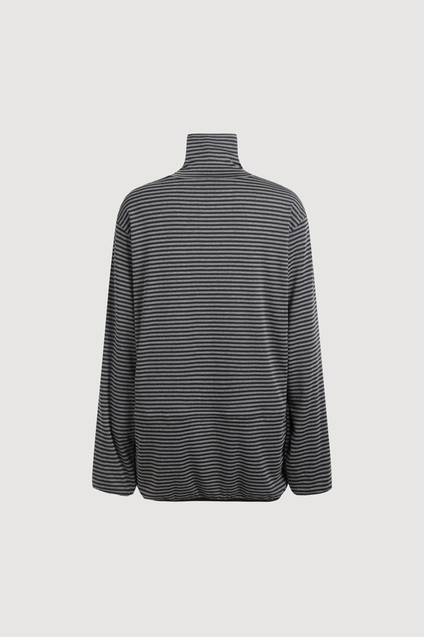 럭키슈에뜨(LUCKY CHOUETTE)의 Chouetties 허리 스트링 하이넥 티셔츠입니다. 캐주얼한 무드의 여성 의류로, 봄, 여름, 가을에 착용하기 좋습니다. 멀티컬러의 스트라이프와 레터링 패턴이 돋보이며, 루즈핏으로 편안함을 더했습니다. 하이넥 디자인과 긴 소매, 소매단/밑단 배색 디테일이 특징이며, 허리 스트링으로 핏 조절이 가능합니다. 면, 폴리에스터, 레이온 혼방 소재로 제작되어 웨어러블하게 즐길 수 있습니다.
