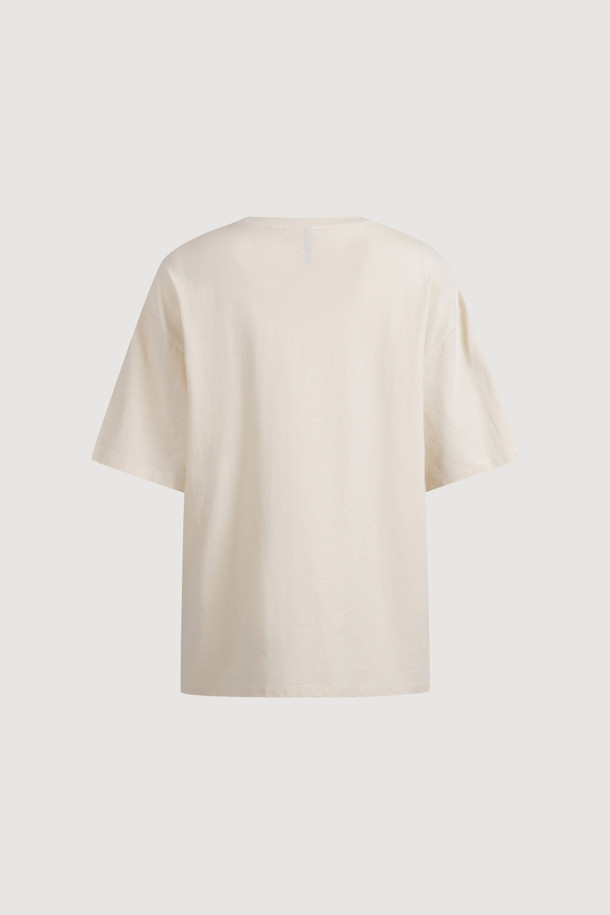 [Re-Order] 럭키슈에뜨의 그래픽 하프 슬리브 티셔츠 (라이트 베이지)는 부드러운 면 소재로 제작되어 편안한 착용감을 선사합니다. 라운드넥 디자인과 레귤러핏으로 캐주얼한 스타일을 연출하며, 봄, 여름 시즌에 활용하기 좋습니다. 은은한 라이트 베이지 컬러에 달 모티프 그래픽 프린팅이 더해져 미니멀하면서도 유니크한 포인트를 줍니다. 동네 마실룩이나 봄 소풍룩에 매치하여 편안하면서도 스타일리시한 룩을 완성해보세요. 반소매 기장으로 간절기에도 부담 없이 즐겨 입을 수 있습니다.
