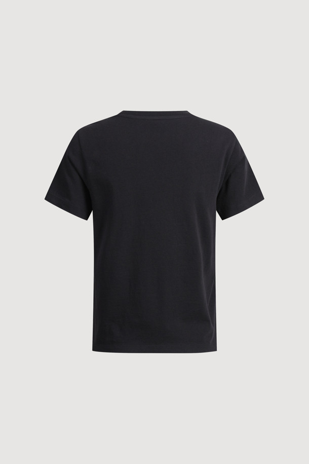 럭키 슈에뜨 레터링 슬림핏 반소매 티셔츠 (블랙)는 여성스러움을 강조하는 슬림핏 디자인의 티셔츠입니다. 부드러운 면 소재로 제작되어 편안한 착용감을 선사하며, 봄, 여름 시즌 데일리룩에 활용하기 좋습니다. 라운드넥과 반소매 디자인은 캐주얼하고 베이직한 스타일을 연출하며, 레이어드하여 다양한 스타일을 시도할 수 있습니다. 깔끔한 무지 디자인에 럭키 슈에뜨만의 레터링 디테일이 더해져 포인트를 더합니다. 블랙과 그레이 두 가지 컬러로 만나보세요.
