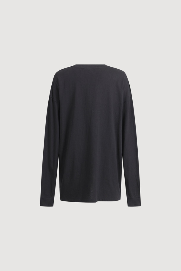 LUCKY CHOUETTE (럭키슈에뜨)의 Chouetties (슈에띠즈) 루즈핏 롱 티셔츠 (블랙)입니다. 캐주얼 스타일의 여성 긴팔 티셔츠로, 봄, 가을에 입기 좋습니다. 라운드넥에 루즈핏으로 편안하게 착용할 수 있으며, 가슴 부분에 슈에띠즈 레터링 프린트가 포인트입니다. 어깨와 암홀 라인 봉제 디테일이 돋보이며, 다양한 하의와 매치하여 동네 마실룩, 봄 소풍룩 등 미니멀하고 캐주얼한 스타일을 연출할 수 있습니다. 블랙 컬러로 어떤 옷에도 잘 어울리는 데일리 아이템입니다.
