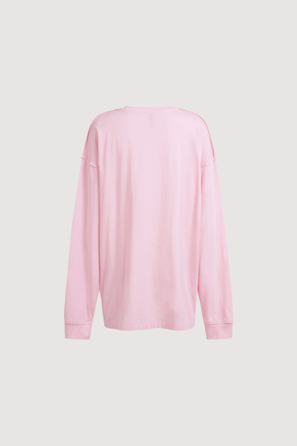 슈에티즈 바이 럭키 슈에뜨_루즈 핏 롱 티셔츠 (핑크)는 편안한 착용감과 스타일리시함을 동시에 갖춘 여성 티셔츠입니다. 핑크 컬러의 라운드넥 긴소매 티셔츠로, 봄, 가을에 캐주얼하게 착용하기 좋습니다. 루즈핏 디자인으로 박시한 실루엣을 연출하며, 가슴 부분의 슈에띠즈 레터링 프린트가 포인트를 더합니다. 어깨와 암홀 라인 봉제 디테일이 돋보이며, 데이트룩, 카페룩 등 다양한 TPO에 활용 가능합니다. 미니멀하면서도 개성 있는 스타일을 완성할 수 있는 아이템입니다.
