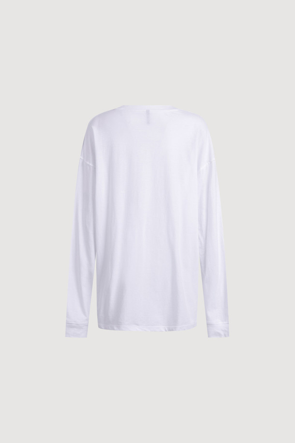 럭키슈에뜨 by 슈에띠즈_루즈 핏 롱 티셔츠 (화이트)는 캐주얼 스타일을 연출하기에 좋은 여성 긴팔 티셔츠입니다. 라운드넥 디자인에 가슴 부분 슈에띠즈 레터링 프린트가 돋보이며, 어깨와 암홀 라인 봉제 디테일이 특징입니다. 루즈핏과 박시핏으로 편안한 착용감을 선사하며, 봄, 가을 시즌 데일리룩으로 활용하기 좋습니다. 동네 마실룩이나 카페룩 등 다양한 TPO에 맞춰 캐주얼하고 미니멀한 스타일링을 완성해보세요. 다양한 아이템과 매치하여 개성 있는 스타일을 연출할 수 있습니다.
