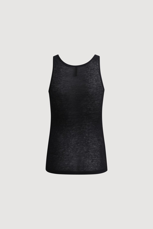 럭키슈에뜨 by 럭키슈에뜨 레이어링 슬리브리스 티셔츠는 여성 의류로, 베이직한 스타일을 추구하는 분들을 위한 슬림핏 민소매 티셔츠입니다. 부드러운 촉감의 울과 레이온 혼방 소재로 제작되었으며, 얇고 시어한 특징을 지녀 봄, 여름 시즌에 시원하게 착용할 수 있습니다. 라운드넥 디자인에 무지 패턴으로 미니멀, 클래식, 시크한 룩을 연출하기 좋으며, 레이어드 스타일링이 가능하여 다양한 스타일을 시도할 수 있습니다. 데이트룩, 카페룩, 쇼핑룩 등 폭넓은 TPO에 활용 가능하며, 밑단에는 럭키슈에뜨 라벨로 포인트를 더했습니다.
