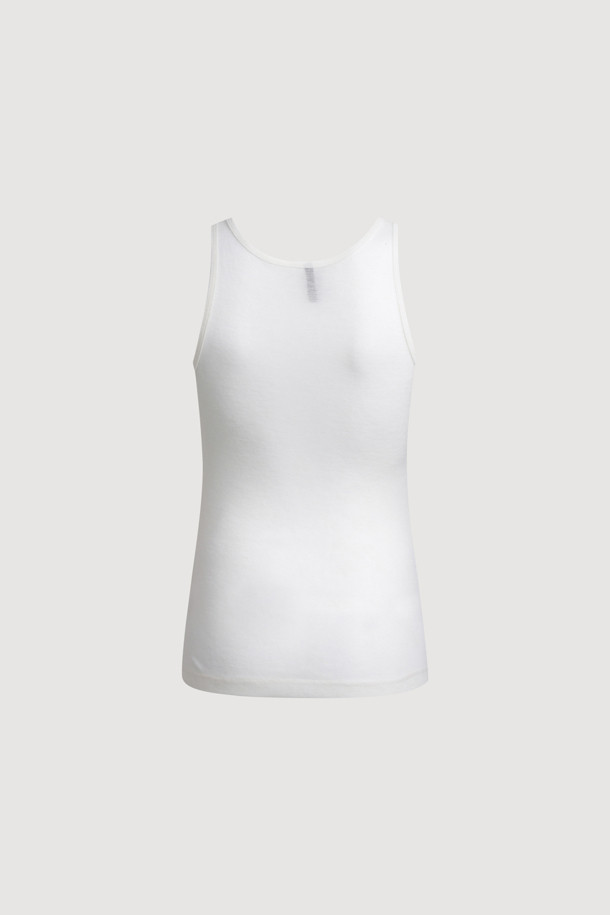 **Chouetties by 럭키슈에뜨 레이어링 민소매 티셔츠**

**Chouetties by 럭키슈에뜨**의 레이어링 민소매 티셔츠는 부드러운 촉감의 울과 레이온 혼방 소재로 제작되어 편안한 착용감을 선사합니다. 슬림핏 디자인에 라운드넥으로 깔끔함을 더했으며, 얇은 두께감과 시어한 소재가 특징입니다. 베이직한 스타일로 다양한 레이어드 연출이 가능하며, 밑단에는 럭키슈에뜨 라벨 장식이 포인트로 더해졌습니다. 데이트룩, 카페룩, 쇼핑룩 등 다양한 TPO에 미니멀, 클래식, 캐주얼 스타일로 활용하기 좋은 아이템입니다. 화이트 컬러의 무지 디자인으로 어떤 룩에도 쉽게 매치할 수 있습니다.
