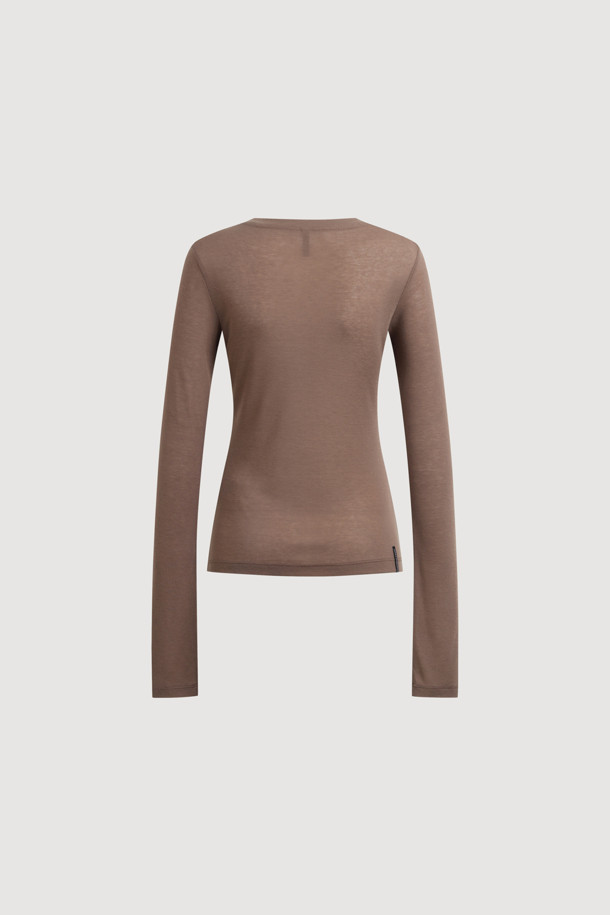 LUCKY CHOUETTE (럭키슈에뜨)의 Chouetties 쉬어 슬림핏 긴팔 티셔츠(브라운)입니다. 부드러운 촉감의 울과 레이온 혼방 소재로 제작되어 봄, 가을에 착용하기 좋습니다. 슬림핏 라운드넥 디자인에 얇은 두께감과 시어한 소재로 여성스러운 분위기를 연출하며, 레이어드 스타일링에도 용이합니다. 베이직한 디자인으로 데이트룩, 카페룩 등 다양한 TPO에 활용 가능하며, 밑단 장식 라벨이 포인트입니다. 클래식, 미니멀, 캐주얼 스타일을 즐겨 입는 여성분들께 추천합니다.
