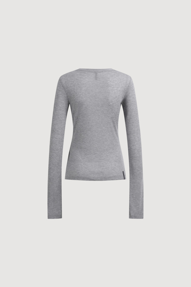 럭키슈에뜨의 Chouetties (슈에티) 멜란지 그레이 슬림핏 긴소매 티셔츠입니다. 부드러운 촉감의 울과 레이온 혼방 소재로 제작되어 봄, 가을에 활용하기 좋습니다. 시어한 소재감과 슬림핏 디자인으로, 데이트룩이나 카페룩 등 다양한 TPO에 맞춰 미니멀, 클래식, 캐주얼 스타일을 연출할 수 있습니다. 밑단 장식 라벨이 포인트로, 레이어드 스타일링에도 용이합니다. 라운드넥 디자인에 얇은 두께감으로 편안하게 착용 가능합니다.
