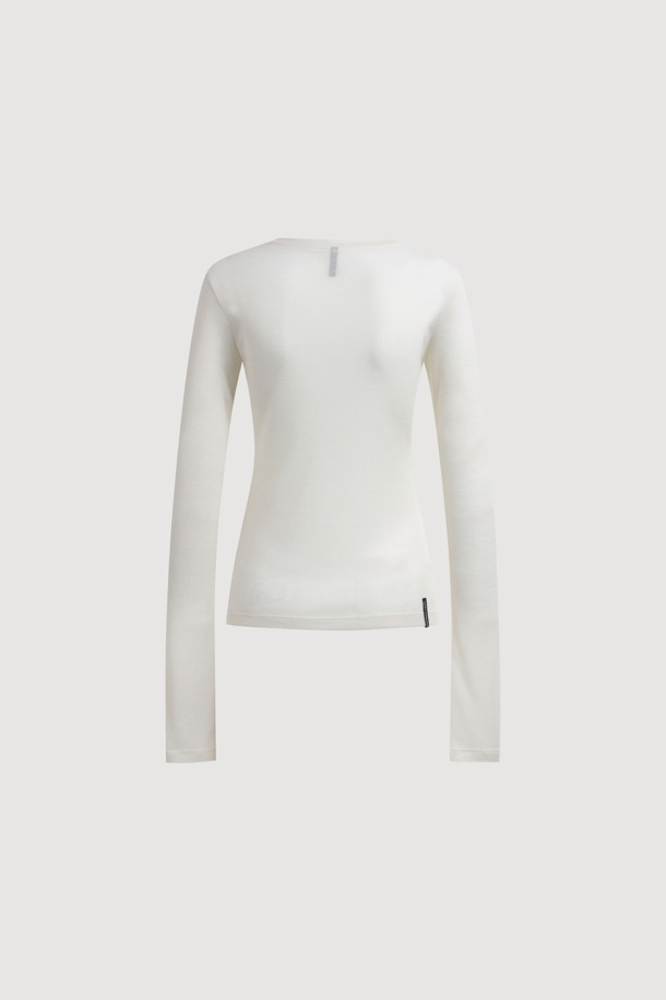 Chouetties by LUCKY CHOUETTE (슈에티 바이 럭키슈에뜨) 시어 슬림 핏 롱 슬리브 티셔츠는 부드러운 면 소재로 제작되어 편안한 착용감을 선사합니다. 차콜 그레이 컬러에 캐주얼한 무드의 프린트 그래픽 디자인이 돋보이며, 사계절 내내 활용 가능한 실용적인 아이템입니다. 얇은 두께감과 오버핏 실루엣으로 레이어드 스타일링이 용이하며, 튤 스커트 디테일로 포인트를 더했습니다. 동네 마실룩이나 봄 소풍룩에 매치하여 미니멀하면서도 스트리트 감성을 연출해보세요.
