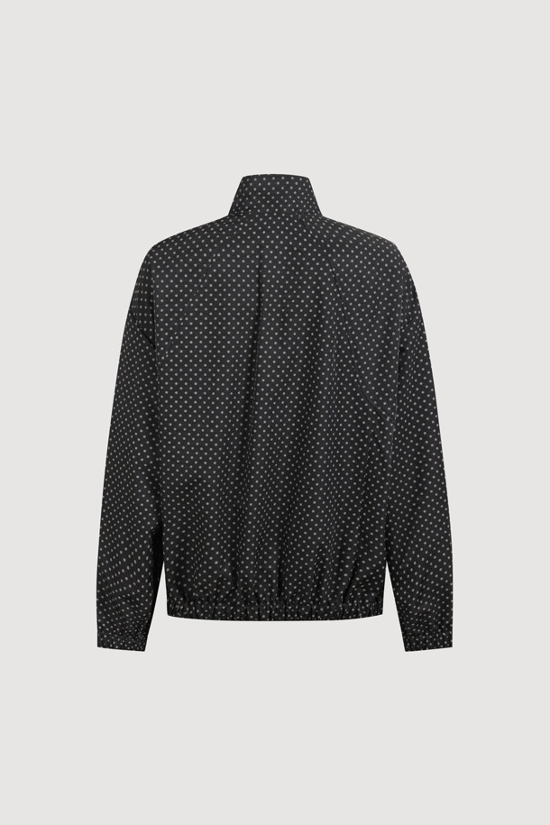 LUCKY CHOUETTE (럭키슈에뜨)의 도트 패턴 프릴 포인트 점퍼는 블랙 컬러의 여성용 아우터입니다. 가볍고 부드러운 나일론 소재로 제작되어 봄, 가을 간절기에 착용하기 좋습니다. 지퍼형 여밈 방식과 루즈핏 디자인으로 편안한 착용감을 선사하며, 프릴 디테일과 레터링 프린트가 돋보입니다. 소매와 밑단 밴딩 처리로 활동성을 높였으며, 슈롱이 파우치 세트가 포함되어 실용적입니다. 캐주얼, 미니멀, 걸리시 스타일을 즐기는 분들께 동네 마실룩, 쇼핑룩, 봄 소풍룩으로 추천합니다.
