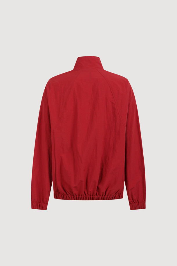 럭키슈에뜨(LUCKY CHOUETTE)의 Chouetties 도트 패턴 프릴 포인트 점퍼 (레드)입니다. 캐주얼하고 걸리시한 스타일로, 봄, 가을에 데이트룩, 동네 마실룩, 봄 소풍룩에 매치하기 좋습니다. 얇은 두께의 나일론 소재로 제작되어 부드러운 촉감을 선사하며, 루즈핏으로 편안하게 착용할 수 있습니다. 지퍼형 여밈 방식에 긴 소매, 소매와 밑단 밴딩 처리로 활동성을 더했습니다. 프릴 디테일과 레터링 프린트가 포인트이며, 슈롱이 파우치와 세트 구성으로 실용성까지 갖춘 아이템입니다.
