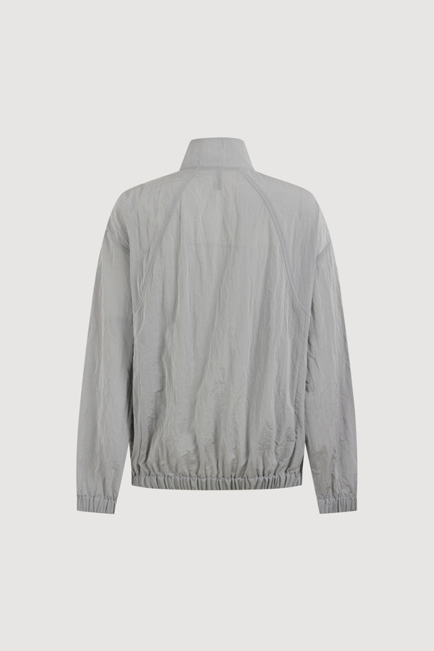 LUCKY CHOUETTE (럭키슈에뜨)의 Dot Pattern Frill Point Jumper (도트 패턴 프릴 포인트 점퍼, 실버)는 여성스러운 캐주얼 스타일을 완성하는 점퍼입니다. 가볍고 시원한 나일론 소재로 제작되어 봄, 가을에 착용하기 좋으며, 루즈핏으로 편안한 착용감을 선사합니다. 섬세한 프릴 디테일과 도트 패턴이 귀엽고 걸리시한 무드를 연출하며, 소매와 밑단 밴딩 처리로 활동성을 더했습니다. 레터링 프린트가 포인트이며, 슈롱이 파우치와 세트 구성되어 실용성을 높였습니다. 동네 마실룩, 봄 소풍룩, 여행룩 등 다양한 TPO에 활용해보세요.
