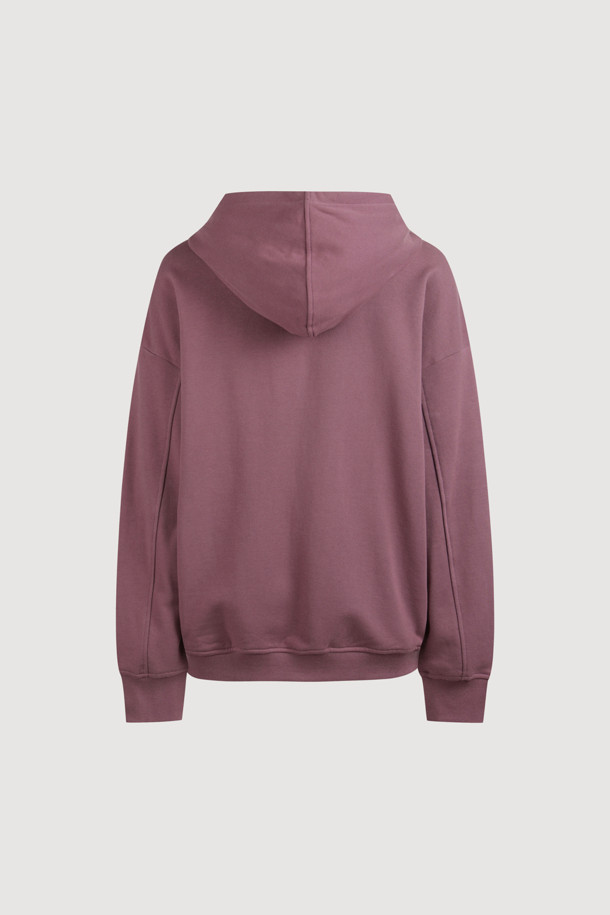 LUCKY CHOUETTE (럭키슈에뜨)의 Chouetties (슈에티스) Moon Point 후드 점퍼 (퍼플)입니다. 부드러운 면 소재로 제작되어 편안한 착용감을 선사하며, 봄, 가을 시즌에 적합합니다. 캐주얼, 미니멀, 스트리트 스타일을 아우르며 동네 마실룩, 봄 소풍룩, 캠핑룩 등 다양한 TPO에 활용하기 좋습니다. 루즈핏에 레귤러 기장으로 편안하게 착용 가능하며, 달 패치 자수와 시보리 처리된 소매와 밑단, 그리고 후드 디자인이 특징입니다. 투웨이 지퍼로 실용성을 더했으며, 럭키 크레센트 문 모티브가 돋보입니다.
