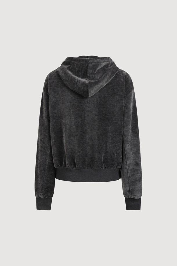 [Re-Order] 럭키슈에뜨_리본 포인트 벨벳 후드 점퍼 (다크 그레이)는 부드러운 벨벳 소재와 루즈핏으로 편안한 착용감을 선사하는 여성 후드 점퍼입니다. 캐주얼하고 미니멀한 스타일을 연출하며, 가을과 겨울에 따뜻하게 입을 수 있습니다. 다크 그레이 컬러에 무지 패턴으로 어떤 옷에도 잘 어울리며, 리본 자수 디테일과 시보리 밑단, 볼륨감 있는 실루엣이 특징입니다. 투웨이 지퍼로 편의성을 높였으며, 캠핑룩이나 산책룩 등 다양한 TPO에 활용 가능합니다. 두꺼운 두께감으로 보온성을 더했습니다.
