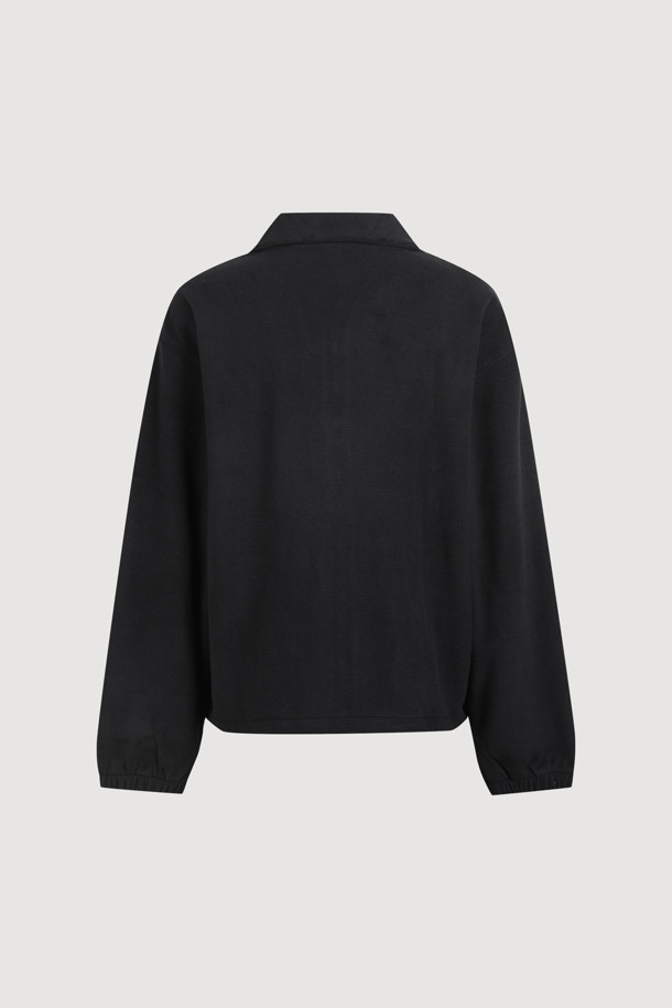 LUCKY CHOUETTE (럭키슈에뜨)의 Chouetties (슈에뜨) Moon Motive 플리스 점퍼 (블랙)는 캐주얼 무드의 여성용 아우터입니다. 부드러운 플리스 소재와 두꺼운 두께감으로 가을, 겨울 시즌 따뜻하게 착용할 수 있으며, 루즈핏 디자인으로 편안한 착용감을 선사합니다. 지퍼형 여밈 방식에 소매단 밴딩 처리와 밑단 스트링 디테일로 활동성을 더했고, Lucky Crescent Moon 모티브 패치 자수와 네크라인 테이프 처리로 포인트를 주었습니다. 캠핑룩, 산책룩 등 다양한 TPO에 활용 가능하며, 캐주얼, 미니멀, 고프코어 스타일을 즐기는 분들에게 추천합니다.
