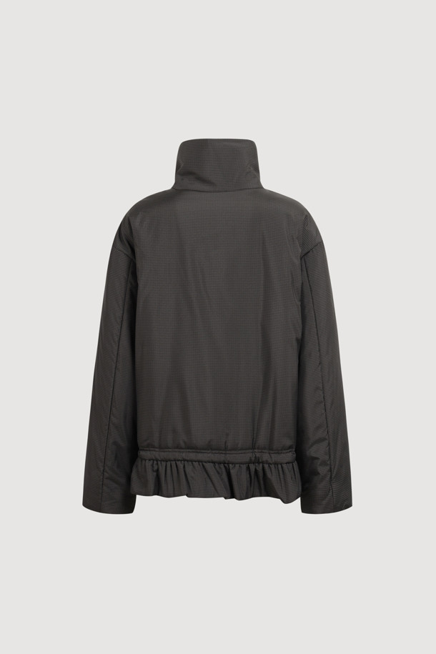 럭키슈에뜨(LUCKY CHOUETTE)의 Chouetties 헤 Hem Frill 패딩 점퍼는 다크 그레이 컬러의 여성 패딩 점퍼입니다. 캐주얼하면서도 여성스러운 스타일로, 일상생활은 물론 산책룩으로도 활용하기 좋습니다. 오버핏으로 편안하게 착용 가능하며, 체크 패턴과 밑단 셔링 디테일, 밑단 스트링으로 사이즈 조절이 용이합니다. 두꺼운 두께감의 나일론 소재로 제작되었으며, 긴 소매와 스냅 여밈 방식, 로고 프린트, 솔리드 안감이 특징입니다. 겨울철 따뜻하고 스타일리시하게 연출할 수 있는 아이템입니다.
