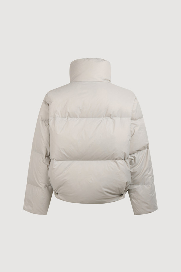 럭키슈에뜨 크롭 덕다운 점퍼는 캐주얼, 빈티지 스타일을 즐기는 분들을 위한 겨울철 필수 아이템입니다. 라이트 베이지 컬러의 무지 디자인으로 어떤 스타일에도 쉽게 매치할 수 있으며, 여행룩, 캠핑룩, 미니멀, 고프코어 스타일 연출에도 적합합니다. 덕다운(솜털 80%, 깃털 20%) 충전재(240g)와 두꺼운 두께감으로 보온성을 높였으며, 루즈핏 크롭 기장으로 트렌디함을 더했습니다. 빅 아웃포켓, 금속 지퍼, 럭키 크레센트 문 모티브 와펜 디테일이 돋보이며, 은은한 광택감이 고급스러운 분위기를 자아내는 긴소매 점퍼입니다.
