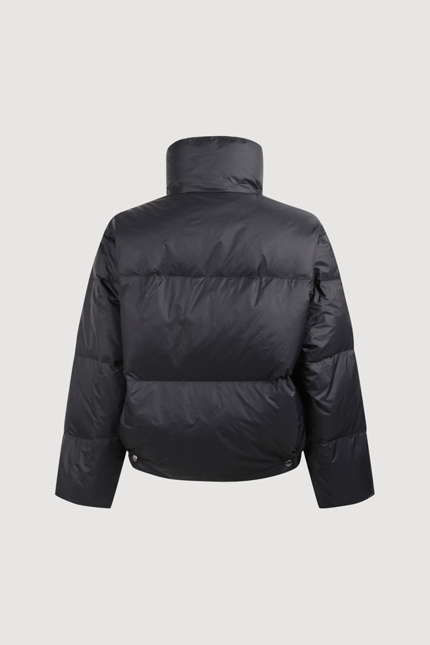 럭키슈에뜨의 Chouetties(슈에티) 크롭 덕다운 점퍼는 겨울철 캐주얼 스타일을 완성하는 여성 의류입니다. 블랙 색상의 무지 디자인으로, 은은한 광택감이 돋보이며 루즈핏의 편안한 착용감을 선사합니다. 덕다운(솜털 80%, 깃털 20%) 충전재(240g)와 빅 아웃포켓, 럭키 크레센트 문 모티브 와펜 디테일이 특징입니다. 지퍼와 스냅 버튼으로 여밈이 가능하며, 긴 소매와 두꺼운 두께감으로 보온성을 높였습니다. 일상에서 따뜻하고 스타일리시하게 연출할 수 있는 아이템입니다.
